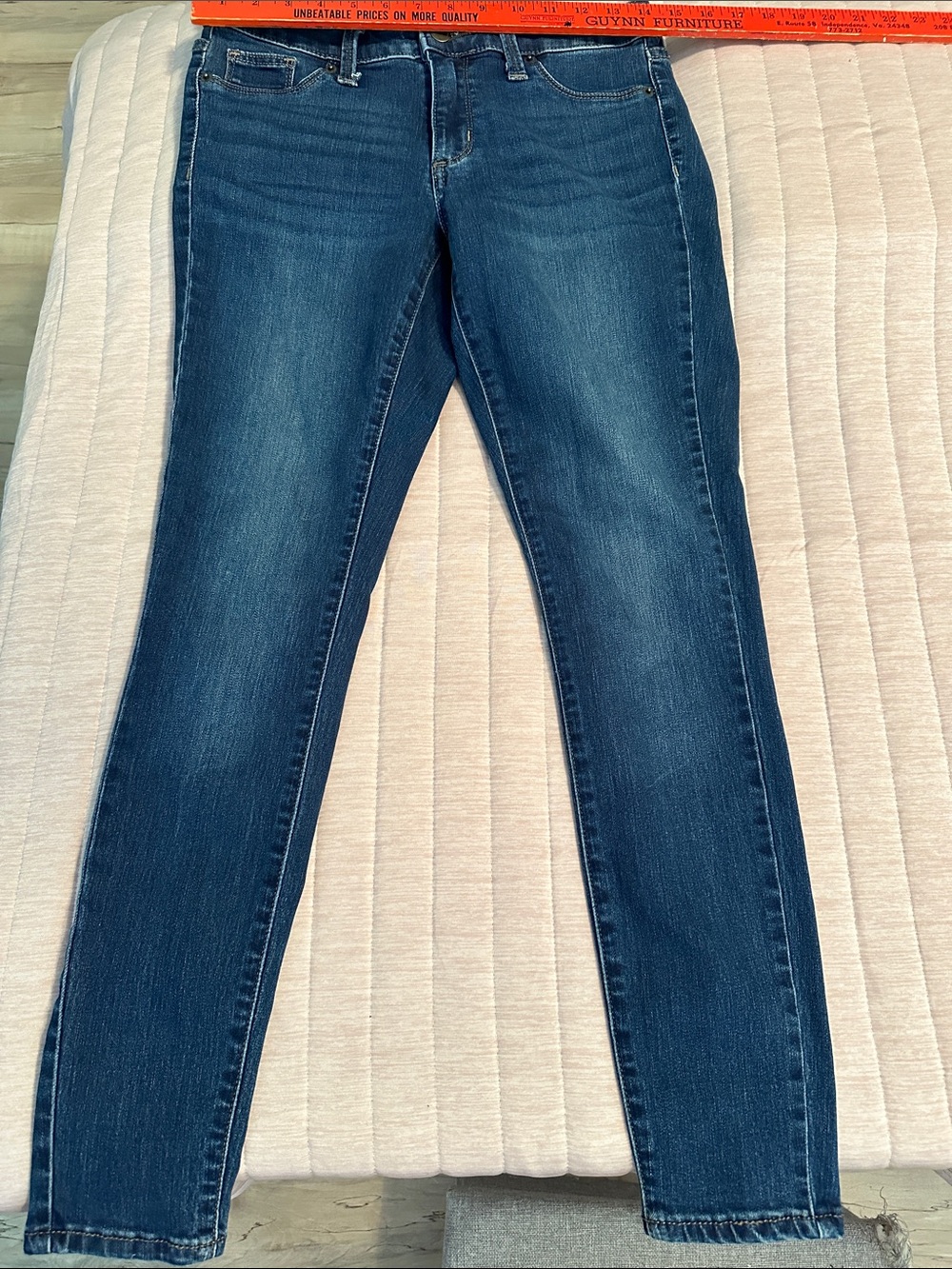 Universal threads skinny leg jeans. Size 4, length 27 inches.